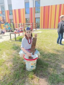 Dziewczynka pierze na tarce