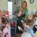 WRĘCZANIE PRZEZ PANIĄ DYREKTOR UPOMINKÓW DZIECIOM