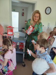 WRĘCZANIE PRZEZ PANIĄ DYREKTOR UPOMINKÓW DZIECIOM