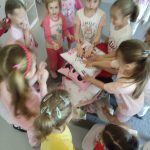 UKŁADANIE PRZEZ DZIEWCZYNKI WIEŻY Z PODUSZEK