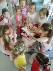 UKŁADANIE PRZEZ DZIEWCZYNKI WIEŻY Z PODUSZEK