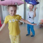 CHODZENIE Z PODUSZKĄ NA GŁOWIE