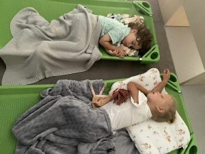Dzieci odpoczywają podczas leżakowania