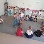 ROZDAWANIE UPOMINKÓW DZIECIOM