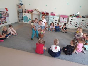 ROZDAWANIE UPOMINKÓW DZIECIOM