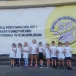 ZDJĘCIE GRUPOWE DZIECI BIORĄCYCH UDZIAŁ W ZAWODACH