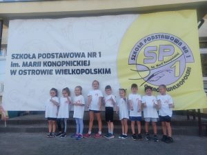 ZDJĘCIE GRUPOWE DZIECI BIORĄCYCH UDZIAŁ W ZAWODACH