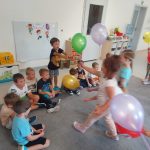 WRĘCZANIE BALONÓW CHŁOPCOM PRZEZ DZIEWCZYNKI