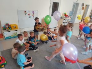 WRĘCZANIE BALONÓW CHŁOPCOM PRZEZ DZIEWCZYNKI