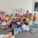 ZDJĘCIE GRUPOWE CHŁOPCÓW I DZIEWCZYNEK