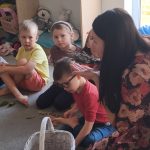 Dzieci słuchają z uwagą opowiadania o Pani Jesieni.