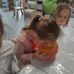 ZABAWY SENSORYCNE Z DYNIA WĄCHANIE DYNI