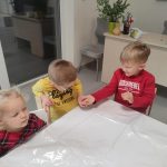 OGLĄDANIE PESTEK DYNI PRZEZ DZIECI