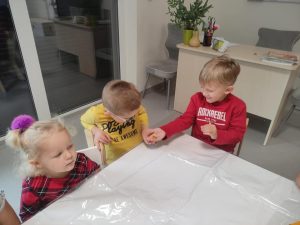 OGLĄDANIE PESTEK DYNI PRZEZ DZIECI