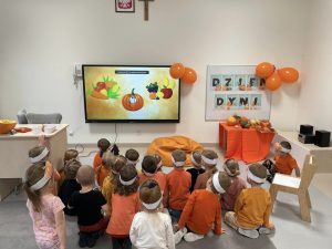 Dzieci oglądają film edukacyjny o dyni