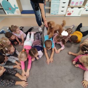 PIES PRZECHODZI PO PLECACH DZIECI