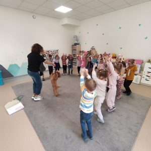 DZIECI ROBIĄ TO CO PIEC PODNOSZĄ RĘCE DO GÓRY