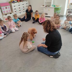 DZIECI BAWIĄ SIĘ Z PSEM
