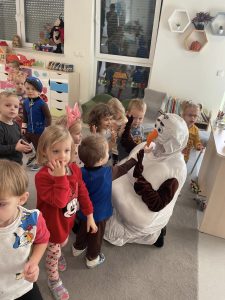 Dzieci witają się z bałwankiem