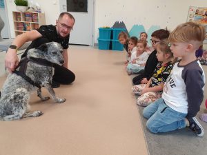 PAN WETERYNASZ OPOWIA DZIECIOM O SWOJEJ PRACY