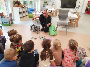 PAN WETERYNASZ POKAZUJE NIEZBĘDNE PRZEDMIOTY DO SWOJEJ PRACY