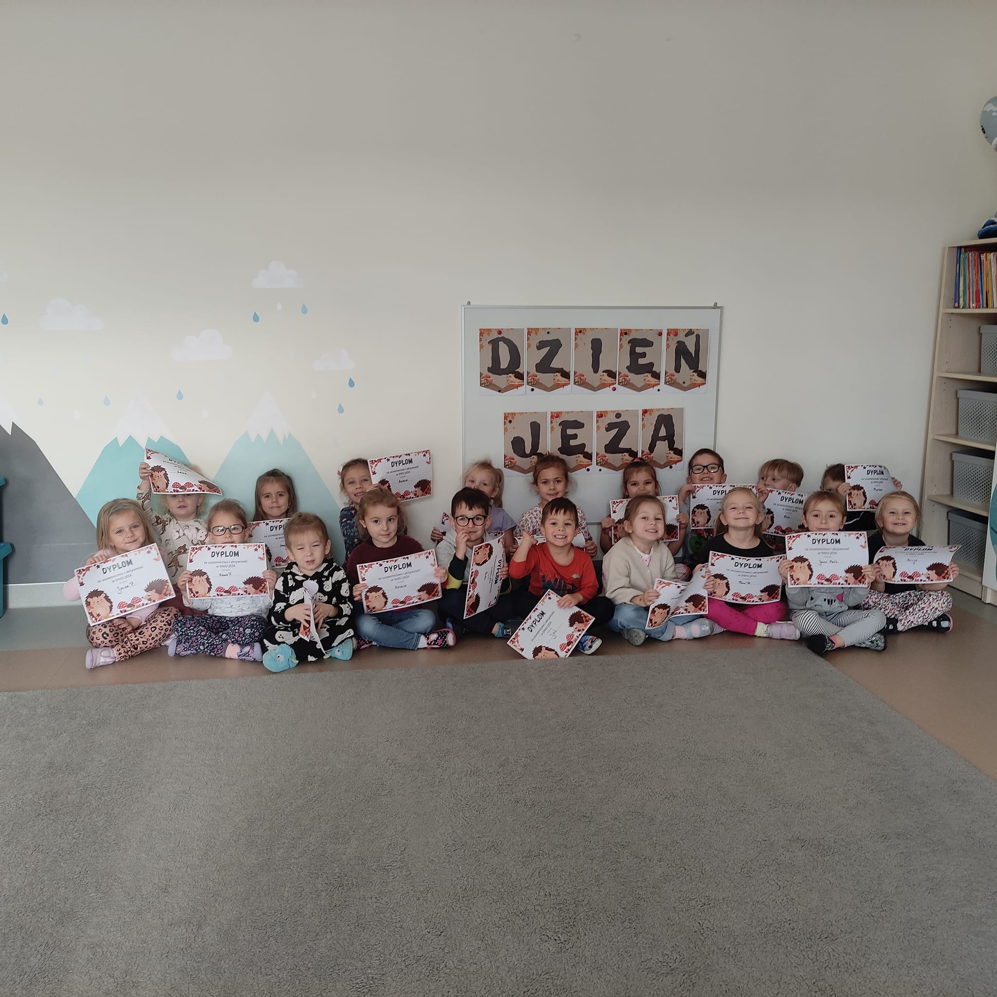 ZDJECIE DZIECI NA ZE SWOIMI JEŻAMI