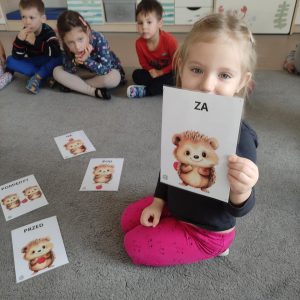 DZIECI UCZA SIĘ Z POMOCA JEŻOWYCH POMOCY DYDAKTYCZNYCH