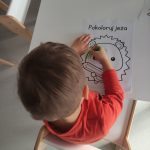 CHŁOPIEC KOLORUJE JEŻA