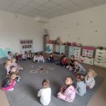 DZIECI UCZĄ SIĘ ZA POMOCĄ JEŻOWYCH POMOCY DYDAKTYCZNYCH