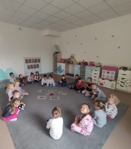 DZIECI UCZĄ SIĘ ZA POMOCĄ JEŻOWYCH POMOCY DYDAKTYCZNYCH