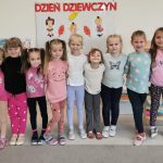 Dziewczynki pozują do zdjęcia
