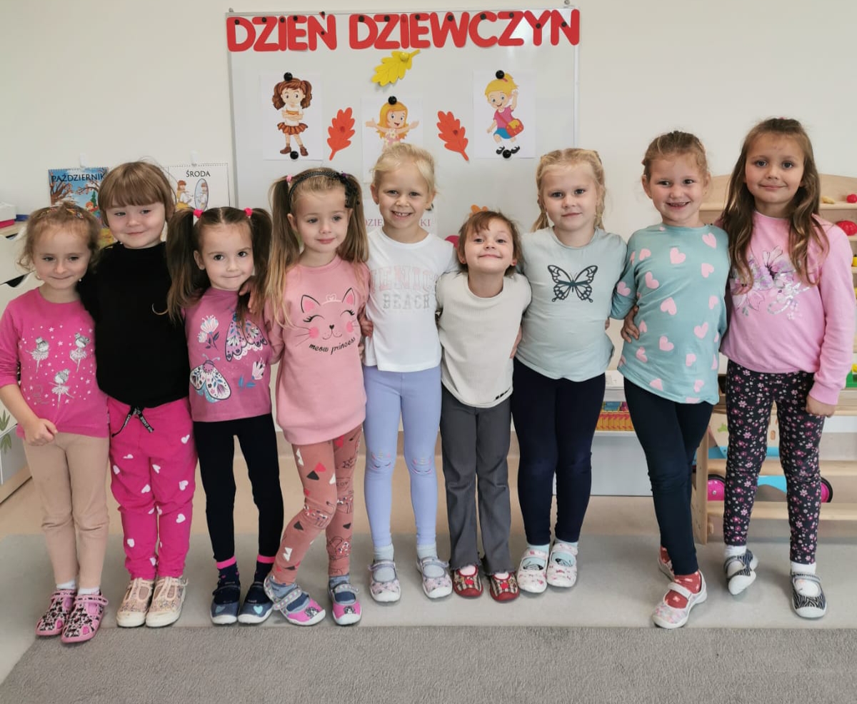 Dziewczynki pozują do zdjęcia