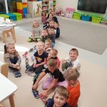 dzieci ustawiają buty w kierunku drzwi