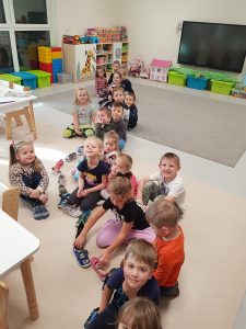 dzieci ustawiają buty w kierunku drzwi