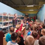 Dzieci zwiedzają fabrykę bombek