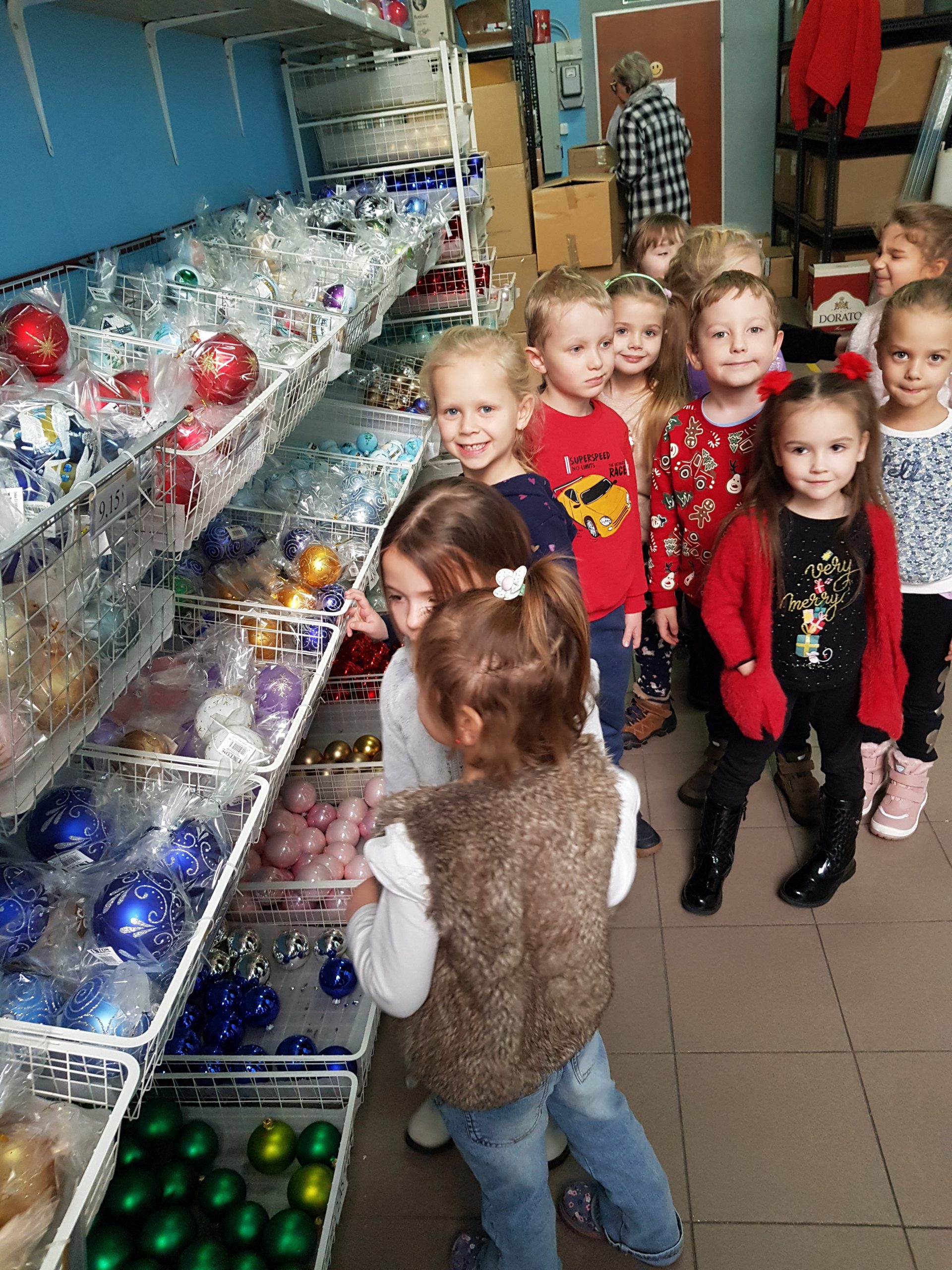 Dzieci oglądają bombki