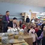 Dzieci zwiedzają fabrykę bombek