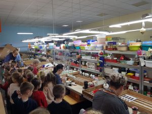 Dzieci zwiedzają fabrykę bombek