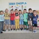 Chłopcy pozują do zdjęcia