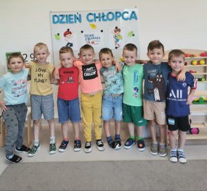 Chłopcy pozują do zdjęcia