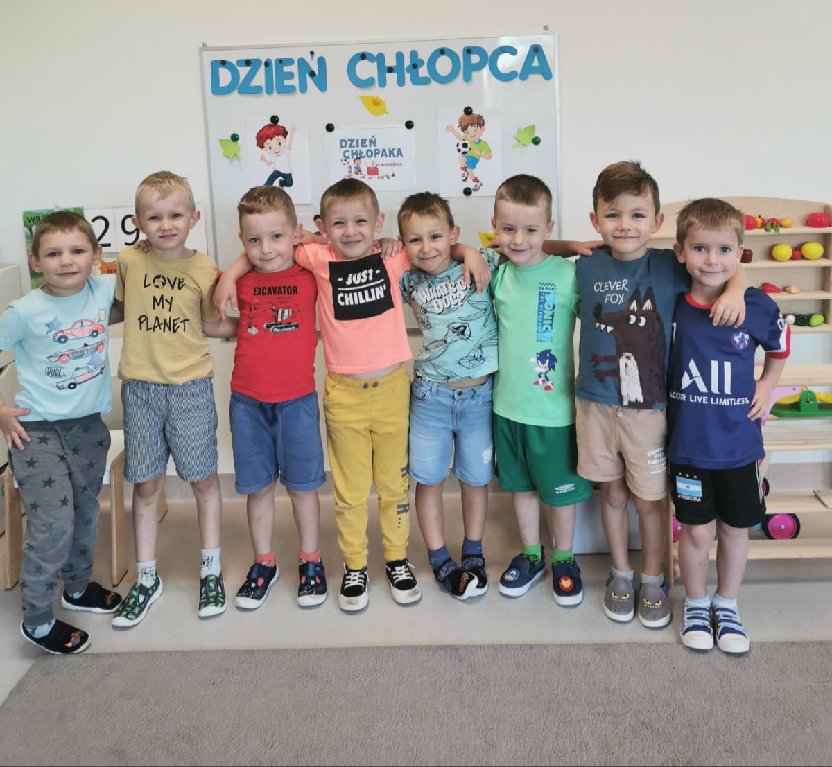 Chłopcy pozują do zdjęcia