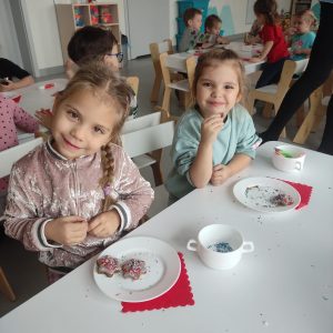 DZIEWCZYNKI DEKORUJĄ PIERNIKI