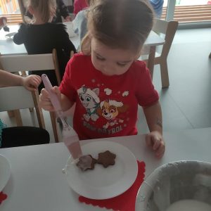 DZIEWCZYNKA OZDABIA PIERNIKI LUKREM