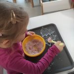 DZIECI NAKŁADA MASĘ DO FOREMKI O KSZTAŁCIE CHOINKI