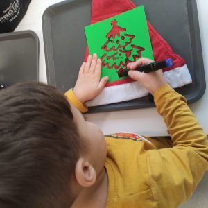CHŁOPIEC ODBIJA NA CZAPCE MIKOŁAJA CHOINKĘ
