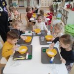 DZIECI ROBIĄ MASĘ NA KULĘ DO KĄPIELI