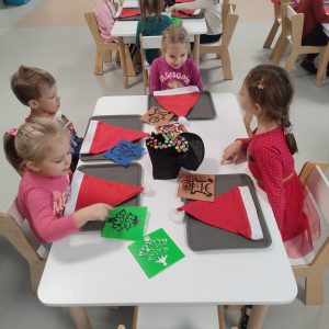 DZIECI OMAWIAJĄ ZASADY OZDABIANIA CZAPEK MIKOŁAJA