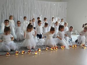 DZIECI TAŃCZĄ DO PIOSENKI