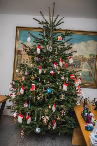 Choinka przystrojona w kolorowe ozdoby