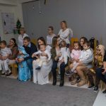 Na zdjęciu dzieci z grupy Liski i Wiewiórki wraz z rodzicami i paniami w trakcie oglądania prezentacji multimedialnej.